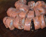 Foto del paso 2 de la receta: Fierritos de bondiola, chorizo y ciruela