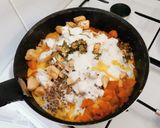 Une image de l'étape 6 de Dahl de lentilles, patates douces, poulet.