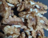Foto langkah ke 1 dari resep Walnut Milk Smoothie.