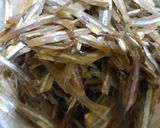 Foto langkah ke 1 dari resep Kareng teucrah (tumis ikan teri).
