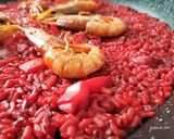 Foto del paso 7 de la receta: Paella roja de sepia y gamba alistada con fumet de alga fucus y rape