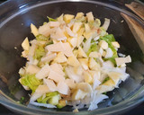 Foto del paso 3 de la receta: Ensalada distinta con sobras de pollo asado y aliño cremoso