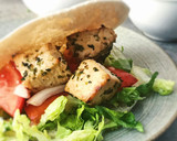 Foto del paso 3 de la receta: Pita con tofu, ensalada y salsa griega de yogur tzatziki. Receta vegana