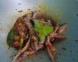 Foto langkah ke 3 dari resep Oseng Cumi Asin Pedas Cabai Merah.
