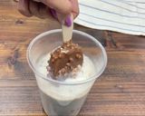 A picture of step 3 of Chocolate milkshake Oreo.
