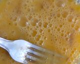 Foto del paso 2 de la receta: Tortilla salvadora con lata de jardinera 🥕 🥔 🫛Tortilla de papa, zanahoria y arvejas enlatadas 🥫 🥚
