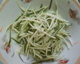 Hình bước làm 2 của món Nộm tai heo đơn giản
