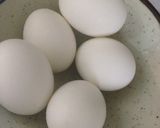 Foto del paso 1 de la receta: Huevos duros (telitas de arañas)