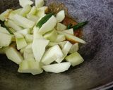 कच्चे आम की खट्टी मीठी सब्जी रेसिपी चरण 2 फोटो