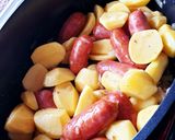 Une image de l'étape 3 de Pommes de terre en cocotte et saucisses fumées 😋.