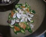 Foto langkah ke 4 dari resep Tumis Jamur Tahu Cabe Hijau.