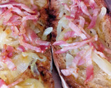 Foto del paso 7 de la receta: Tostas de cebolla caramelizada, bacon y crema🥓