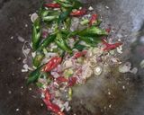 Foto langkah ke 2 dari resep Oseng Ayam Cabe Bawang.