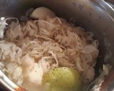Bőrös karaj, zsemlegombóccal párolt savanyú káposztával recept fázis 2 fotója