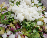 Foto del paso 7 de la receta: Chuleta de ternera marinada picante con ensalada