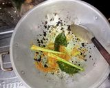 Foto langkah ke 4 dari resep Sayur Daun Singkong Masak Santan.