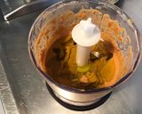 Une image de l'étape 6 de Sauce salade aux olives,piment doux et moutarde.