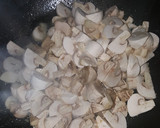 Foto del paso 1 de la receta: Gratín de champiñones y calabacín escabechado con brécol