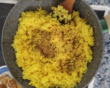 Foto del paso 5 de la receta: Arroz al wok con alitas de pollo y con cebolla, zanahoria y pimientos a la mantequilla y yakiniku