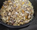 Foto del paso 3 de la receta: Tellinas, con cebolla caramelizada y sake