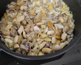 Foto del paso 3 de la receta: Tellinas, con cebolla caramelizada y sake