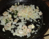 Foto del paso 3 de la receta: Spaguettis con gambas y algas