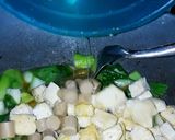 Foto langkah ke 7 dari resep Tumis Pakcoy Siram Tahu Sosis Ayam.