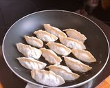Hình bước làm 6 của món Bánh Xếp Nhật Gyoza Nhân Thịt Chiên Áp Chảo