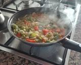 Foto del paso 1 de la receta Paella con pollo, gambas, calamares y almejas