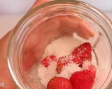 Foto langkah ke 3 dari resep Panna Cotta Dessert Omura Saus Strawberry.
