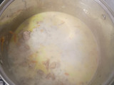 Pollo arvejado en crema blanca