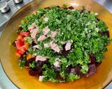 Une image de l'étape 9 de Salade de tomates, betteraves rouges, courgette et persil aux deux jambons.