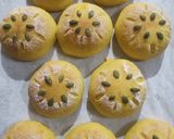 Gambar langkah 11 resipi Cheezy Pumpkin Bun.