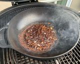 Une image de l'étape 3 de Nouilles de riz sautées aux légumes et tofu fumé.