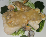 Foto del paso 6 de la receta: Merluza con salsa de berberechos y culis de espinacas con espuma