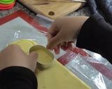 Foto langkah ke 5 dari resep Kukis Hias tema Batik.