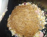 Foto langkah ke 6 dari resep Spaghetti goreng bekal anak.