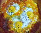 Foto del paso 4 de la receta: Huevos en salsa de tomates y toque de especias
