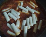 Foto langkah ke 5 dari resep Tteokbokki Sosis saus Gochujang Pedas.