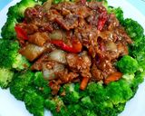 Foto langkah ke 4 dari resep Brokoli Sapi Lada Hitam.