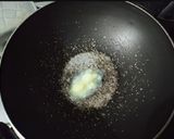 A picture of step 2 of Caramelized Makhana.