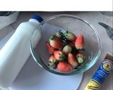 รูปขั้นตอนการทำที่ 1 ของ นมสดสตรอว์เบอร์รี🥛🍓