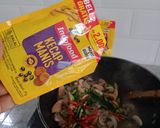 Foto langkah ke 4 dari resep Tumis Jamur Sosis Kecap.
