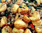 รูปขั้นตอนการทำที่ 4 ของ เต้าหู้ไข่ทอดผัดกะเพราไก่สับ / ผัดกะเพราไก่สับเต้าหู้ไข่ทอด