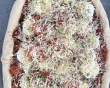Foto del paso 9 de la receta Pizza boloñesa con bordes de queso y masa casera