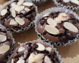 Foto langkah ke 9 dari resep Choco Almond Muffin.