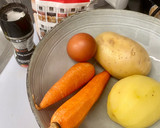 Foto del paso 1 de la receta: Tortillitas de patatas y zanahorias con salsa de tomate picante 🌶