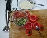 Foto del passaggio 2 della ricetta Pomodori ripieni di riso aromatizzato alle erbe