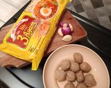 Foto langkah ke 1 dari resep Mie Goreng Telur Bakso.
