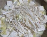 Foto langkah ke 5 dari resep Sup Tahu Rebus Jamur Enoki.